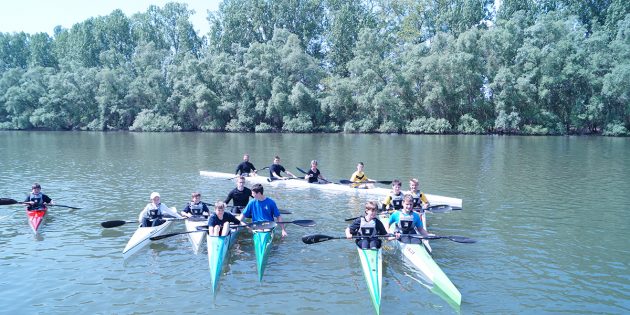 Stolz präsentierten die Mitglieder des Kanu-Clubs die neu getauften Boote auf dem Altrhein, darunter als Besonderheit der neue Vierer. Foto: Sigrid Samson