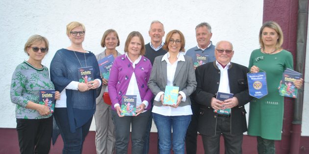 Der Rotary Club Lampertheim um seine Präsidentin Simone Weyand (r.) überreichte am Freitag 500 Bücher an die Vertreter von sechs Schulen aus der Region. Foto: Benjamin Kloos