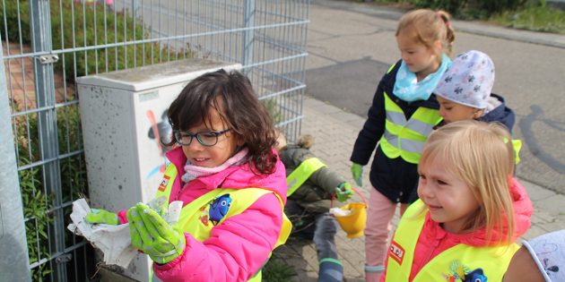 Mission leider erfolgreich: Bereits nach kurzer Zeit füllten sich die Eimer der fleißigen Müllsammler. Foto: Eva Wiegand 