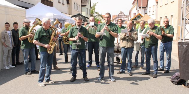 Die Rohrheimer Blasmusik e.V. eröffnete den Maimarkt musikalisch. Foto: Nadine Schütz