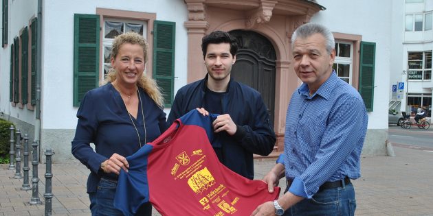 Läufer leuchten in bordeauxrot, dunkelblau und gelb