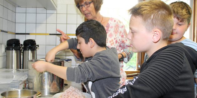 Silvia Jung ist eine der Paten bei der Schülerpatenschaft Räuberleiter. Gemeinsam mit dem Nachwuchs schwang sie den Kochlöffel in der Vereinsküche des Kanu-Clubs. Foto: Eva Wiegand