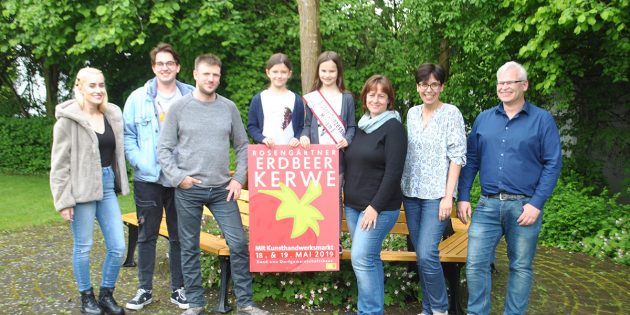 Buntes Straßenfest zu Ehren der Erdbeere 