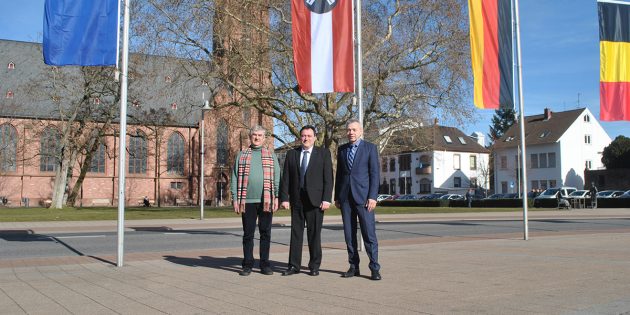 Vor einem Jahr herrschte beim Stadtmarketing noch Aufbruchsstimmung – von dieser ist bei Bürgermeister Gottfried Störmer (r.) und Gottlieb Ohl (l.) nichts mehr zu spüren, Santo Umberti (Mitte) verlässt zum 31. Juli das Schiff. Archivfoto: Benjamin Kloos