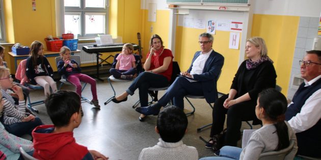Landrat Christian Engelhardt (Mitte) hatte die Presse zum „Heimatkundlichen Sprachunterricht“ in der Schillerschule mit Karl-Heinz Horstfeld (vorne) und Nadine Schütz von den Lômbadder Babblern eingeladen, begleitet wurde er von Daniela Vogel (rechts) vom Schulamt. Der Lampertheimer Dialekt macht den Kindern Spaß und im Idealfall, den sich Horstfeld wünscht, geben sie ihre Kenntnisse zuhause weiter. Foto: Hannelore Nowacki