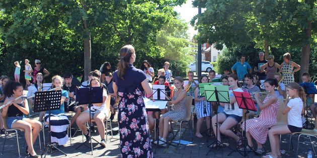 Schulfest lockte mit multikulturellem Buffet und vielseitigem Programm 