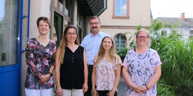 Jahrelang hat der Förderverein Steinerwaldschule die Schulkindbetreuung im „Kuckucksnest“ ehrenamtlich organisiert und dabei als Arbeitgeber zwölf Mitarbeiter beschäftigt. Diese Aufgabe übernimmt ab August die Gemeinde Biblis. Bürgermeister Felix Kusicka dankte den Verantwortlichen des Vereins (von links), Ramona Bersch, Andrea Paul, Nadine Nolting und Kristin Graf für ihr ehrenamtliches Engagement. Hannelore Nowacki