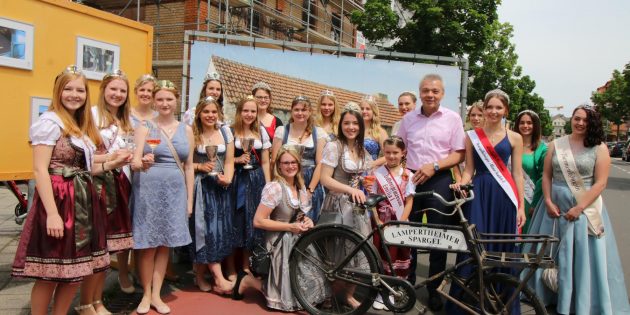 Hoheiten aus nah und fern waren am Spargelfestsonntag zu Besuch. Mit Bürgermeister Gottfried Störmer flanierten sie über den Spargelmarkt durch die Kaiserstraße mit dem Ziel Festzelt zum Spargelwettschälen. Foto: Hannelore Nowacki 