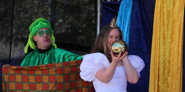 Endlich hat die Prinzessin ihre goldene Kugel zurück – doch der Froschkönig hat noch Wünsche. Foto: Hannelore Nowacki