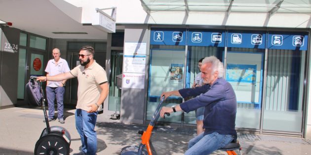 Eine Ausweitung der Angebote in der VRN-Mobilitätszentrale ist in etwa zwei Wochen geplant. Bernd Isenhardt testete den komfortablen Scrooser. Foto: Hannelore Nowacki