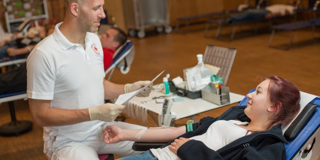 BUZ: Blutspender tun was für die eigene Gesundheit. Denn bei jeder Blutspende wird auch Ihr Blutdruck gemessen – oft wird erst durch den Check bei der regelmäßigen Blutspende bei Betroffenen Bluthochdruck erkannt. Wer also regelmäßig zur Blutspende kommt, hat seinen Blutdruck im Auge und senkt somit das Risiko, einen Herzinfarkt oder einen Schlaganfall zu bekommen. Archivbild: DRK