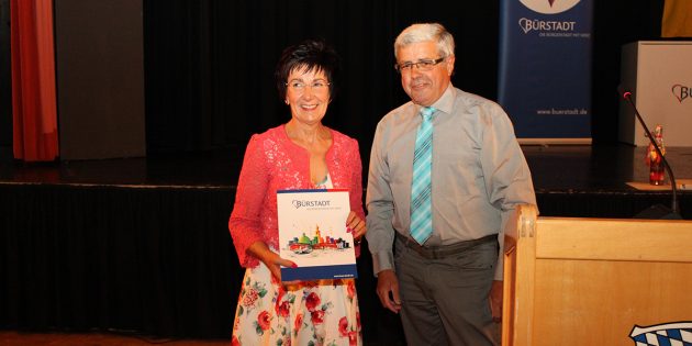 Am Mittwoch wurde Barbara Schader in ihre zweite Amtszeit als Bürgermeisterin von Bürstadt eingeführt – Erster Stadtrat Walter Wiedemann überreichte ihr die entsprechende Urkunde. Foto: Nadine Schütz