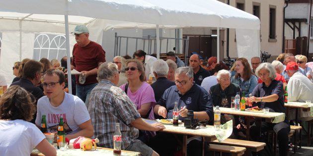 Man trifft sich auf dem Gemeindefest - Geselligkeit wird bei der Evangelischen Gemeinde groß geschrieben. Foto: Eva Wiegand