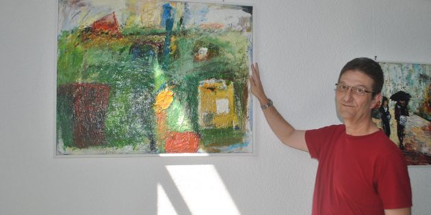 In der Galerie im Haus am Römer sind derzeit die Werke des Lampertheimer Künstlers Klaus Beck zu sehen – in den Stilen Acrylic Pouring und Expressionismus. Foto: Benjamin Kloos