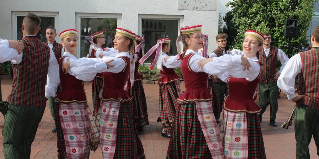In farbenfrohen Trachten zeigten die Gäste der Partnerschule Punks in Polen litauische Volkstänze. Foto: Eva Wiegand