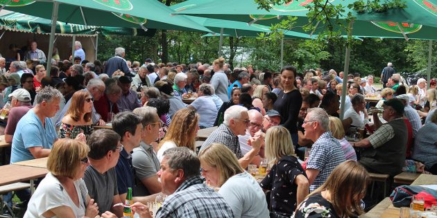 Schnell füllten sich die Bänke im Wald. Geselligkeit wird auf dem Waldfest des MGV Liederkranz ganz groß geschrieben. Foto: Eva Wiegand