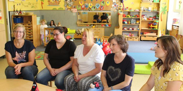 Dem Vorstand der Krabbelkäfer und den Betreuerinnen der Glückskäfer fiel die Entscheidung schwer, doch mangels räumlicher Alternativen schließen die Glückskäfer zum 31. Juli. Von links: Christina Rosinsky (Betreuerin), Carmen Aldea-Martinez (1. Vorsitzende der Krabbelkäfer e.V.), Andrea Asal-Brauner (Leitung und Betreuerin Glückskäfer), Rosina Purdack (Schriftführerin und Betreuerin) und Judith Bechtler (2. Vorsitzende Krabbelkäfer). Foto: Eva Wiegand