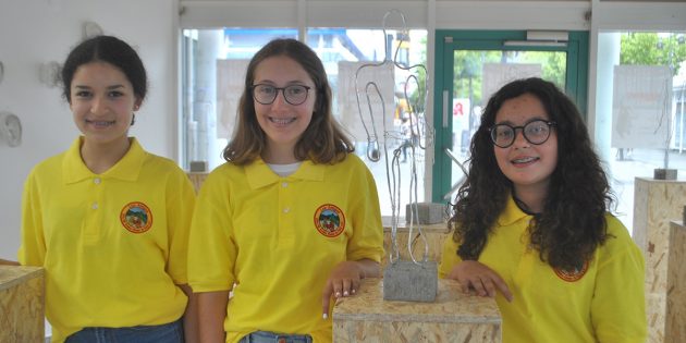 Drei der talentierten jungen Künstlerinnen und Künstler des LGL, deren Werke im Rahmen der Ausstellung „Lessing schillert” noch bis zum 4. Juli im Schiller-Café zu sehen sein werden: Nura Magahed, Franziska Kipke und Ilayda Kemerli. Foto: Benjamin Kloos