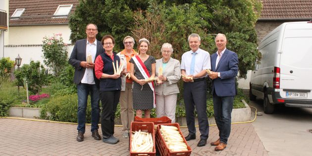 Die im Rahmen des Spargelschäwettbewerbes geschälten Spargel wurden am Montag an die Tafel Lampertheim übergeben. Foto: Nadine Schütz