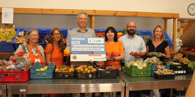 Der Lions Club Lampertheim übergab am Dienstag eine Spende an die Tafel Lampertheim – sehr zur Freude des Tafel-Teams. Foto: Nadine Schütz