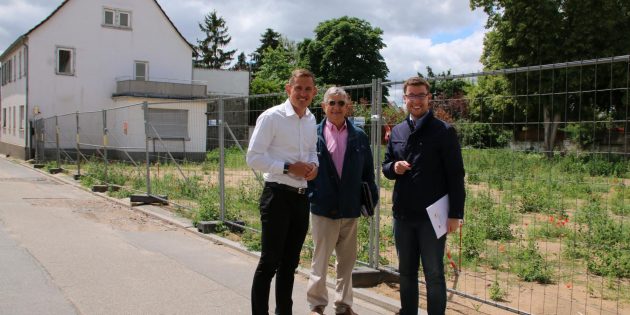 Im Unterdorf, hier in der Riesengasse hinter dem Stadthaus sind die Flächen bereits im Besitz der Stadt Lampertheim, wie Fritz Röhrenbeck (von links), Gottlieb Ohl und Marius Schmidt beim Pressegespräch erläuterten. Foto: Hannelore Nowacki