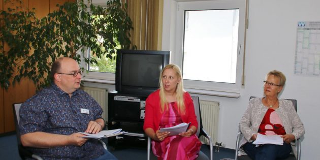 Erste Kreisbeigeordnete Diana Stolz im Gespräch mit dem Leiter der kreiseigenen Beratungsstelle Frank Occhionero und Irene Finger, Leiterin des Diakonischen Werks Bergstraße, verantwortlich für die personelle Trägerschaft der EFL-Beratungsstelle mit Berater Jochen Schanz. Foto: Hannelore Nowacki
