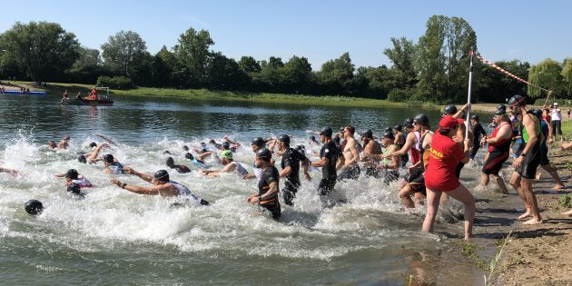Motiviert starteten die Teilnehmer des diesjährigen EWR-Triathlons mit der Schwimmstrecke im Badesee der Biedensand Bäder. Foto: Sigrid Samson