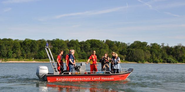 Landrat Christian Engelhardt sprach mit den Wasserrettungskräften der DLRG und machte sich ein Bild von der Situation am Rhein in Biblis-Nordheim. Foto: oh