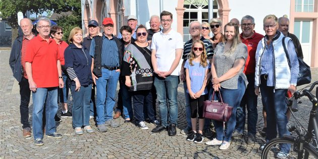 Rund 30 Teilnehmer nahmen an der Sommertour teil, die am Historischen Rathaus startete. Foto: Petra Gahabka