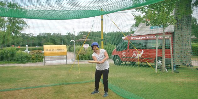 Im Baseball-Schlagkäfig konnten die Jugendlichen erste Erfahrungen mit der amerikanischen Sportart sammeln. Foto: Benjamin Kloos