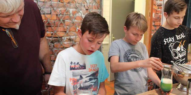 Im Café der Zehntscheune herrschte am Mittwochabend Hochbetrieb. Silas, Mika und Quentin mixten ihren „Itzi“ unter Anleitung von Manfred Scholz. Foto: Eva Wiegand