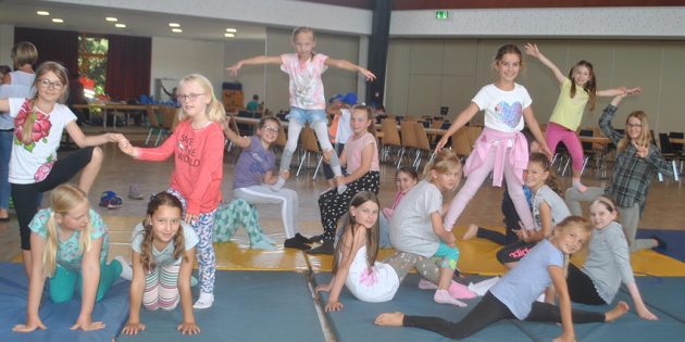 In der zweiten Ferienspielwoche in Bürstadt zeigen die Kinder bereits ihr großes Talent im Bereich der Akrobatik. Foto: Benjamin Kloos 