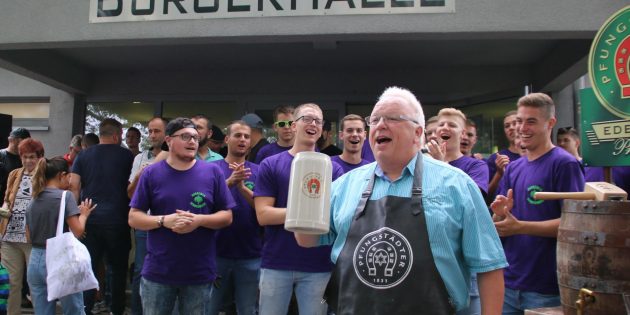Bürgermeister und Schirmherr Rainer Bersch hatte ganz locker mit zwei Schlägen zügig für Freibier gesorgt. Foto: Hannelore Nowacki