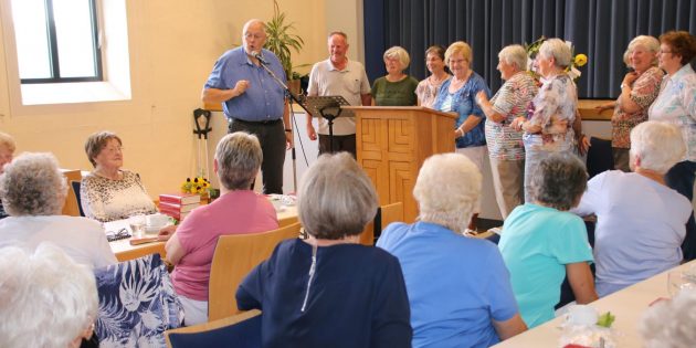 Auch beim Abschied in den Ruhestand wusste Pfarrer Adam Herbert mit seiner heiteren Art die Besucher beim Club des Goldenen Alters und das Club-Team zu begeistern. Foto: Hannelore Nowacki