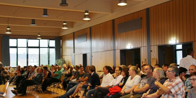 Im großen Saal des Bürgerzentrums fanden die interessierten Bürger alle Platz, nachdem sich der Sitzungssaal im Rathaus als zu klein herausgestellt hatte. Foto: Hannelore Nowacki