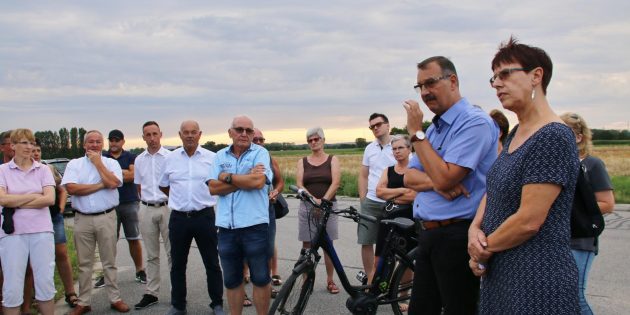 Bürgermeister Felix Kusicka am 31. Juli im Gespräch mit Anwohnern des Gewerbegebietes.  Foto: Hannelore Nowacki
