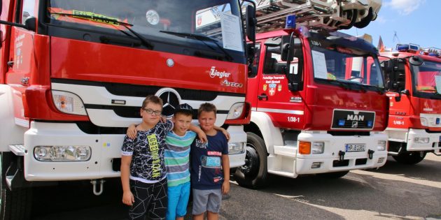 Die drei jungen Feuerwehrfreunde gingen voller Begeisterung auf Entdeckungstour zu den Fahrzeugen. Foto: Hannelore Nowacki