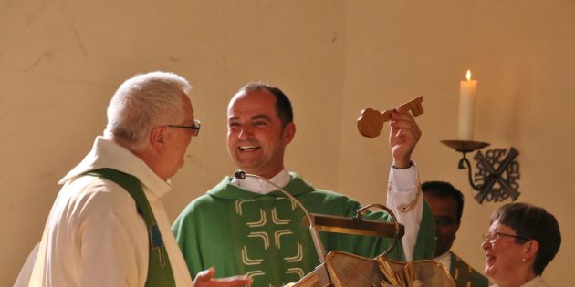 Ein symbolischer Schlüssel für Pfarrer Christian Rauch, den Dekan Peter Kern ihm zur Amtseinführung überreichte. Foto: Hannelore Nowacki