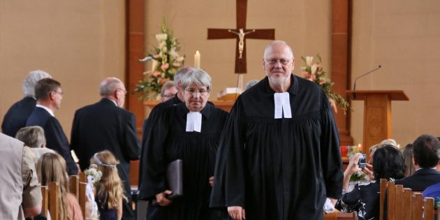 Volle Domkirche zur Verabschiedung von Pfarrer Adam Herbert