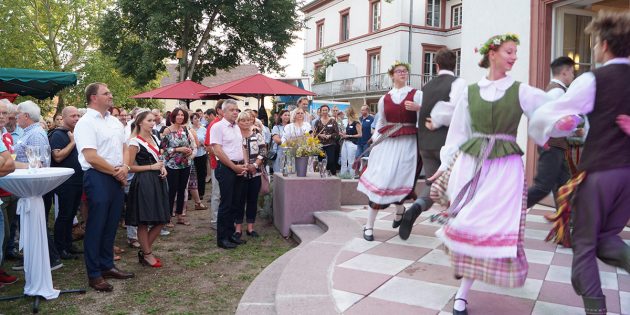 Beim 3. „Lampertheimer Unternehmer-Barbecue"wurden die Gäste unter anderem mit alten litauischen Volkstänzen unterhalten und genossen den gemeinsamen Abend, um Erfahrungen auszutauschen und Kontakte zu knüpfen. Foto: Sigrid Samson