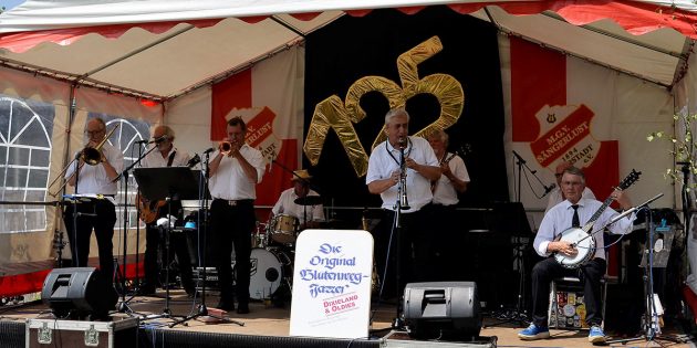 Sorgten beim Frühschoppen für Begeisterung: Die Original Blütenweg-Jazzer. Foto: Petra Gahabka