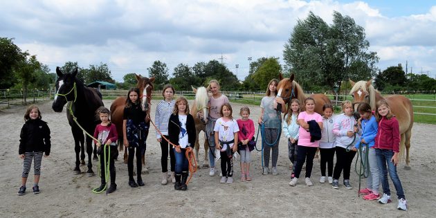 Bei der Ferienfreizeit beim Reitverein Hofheim waren die Teilnehmerinnen ganz nah bei den Pferden. Foto: Petra Gahabka