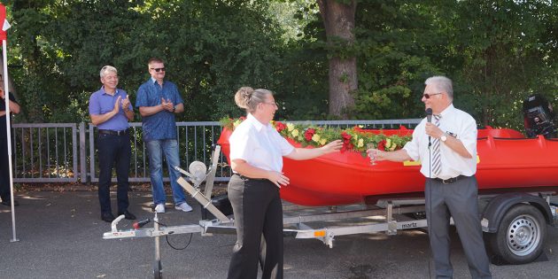 Bei der Einweihung des neuen Rettungsbootes (v.l.n.r): Bürgermeister Gottfried Störmer, Olav Diehl (Volksband Darmstadt-Südhessen), DLRG Vorsitzende Susanne Hanselmann und Rudolf Keller (Vizepräsident des DLRG-Landesverbandes). Foto: Sigrid Samson