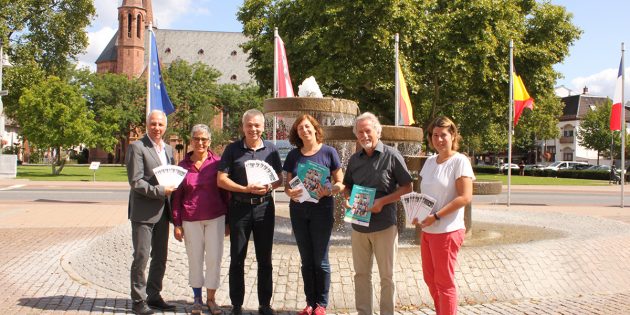 Wollen sich mit der Veranstaltungsreihe „Erinnern und Gedenken – 80 Jahre Friedensverantwortung“ für ein friedliches Miteinander einsetzen: Rolf Hecher, Pfarrerin Sabine Sauerwein, Bürgermeister Gottfried Störmer, Kantorin Heike Ittmann, Dekan Karl Hans Geil und Silke Reis (v.l.). Foto: Nadine Schütz