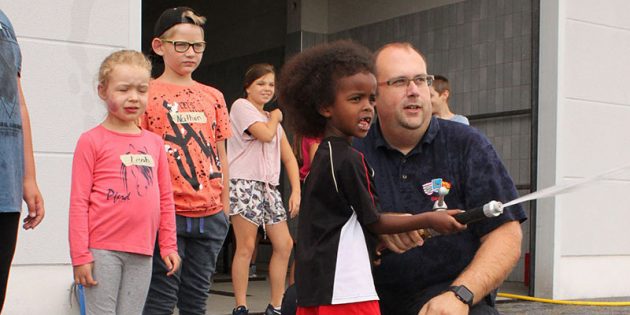 Feuerwehr und DRK empfangen Ferienkinder