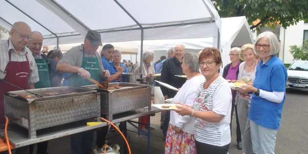 Der Seniorenbeirat der Stadt Lampertheim hatte am Dienstag zum Hoffest der  Seniorenbegegnungsstätte „Alte Schule“ eingeladen – mit schwungvoller Musik, leckerem Essen zu genussfreundlichen Preisen und guter Stimmung. Foto: Benjamin Kloos