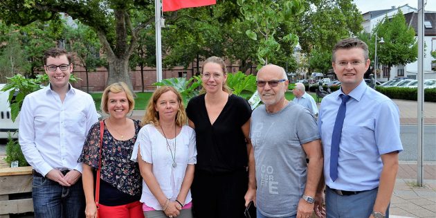 Marius Schmidt (Vorsitzender SPD-Bergstraße), Christiane Krotz vom Sozialausschuss, die neue Projektkoordinatorin Silvie Freudenberger, Katharina Naegele (Geschäftsleiterin des Familienzentrums Bensheim), Robert Lenhardt (Sozialausschussvorsitzender) und Erster Stadtrat Jens Klingler (v.l.). Foto: Petra Gahabka
