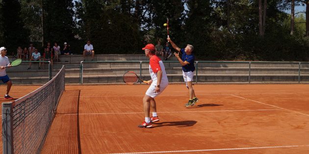 Vereinstrainer des TCL Jörg Groß (r.) im Spiel gemeinsam mit seinem Vereinskameraden Norbert Bauer gegen das Doppel aus Bobstadt. Foto: Sigrid Samson