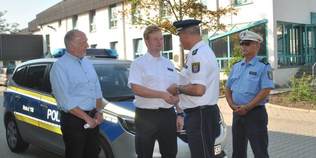 Der Erste Polizeihauptkommissar Matthias Seltenreich (2.v.r.) überreichte dem neuen Mitglied des Freiwilligen Polizeidienstes, Alexander Schulze (2.v.l.) den Dienstausweis – sehr zur Freude von Dirk Neumann (r.) und Uwe Becher (l.). Foto: Benjamin Kloos