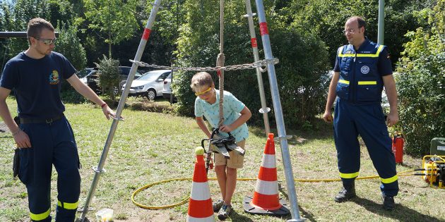 Der zehnjährige Jonah meisterte das Geschicklichkeitsspiel mit dem Spreizer, dem hydraulischen Rettungsgerät des THW Lampertheim, eine der Aktionen des THW beim Pappelfest des OWK. Foto: Sigrid Samson